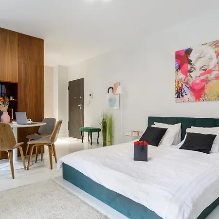 Lumina With Parking Near Muzeum Powstania